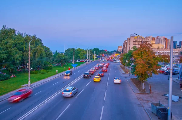 DNIPRO, UKRAINE - 24 Ağustos 2021 Dnipro şehrinde Sicheslav Embankment akşamı trafik