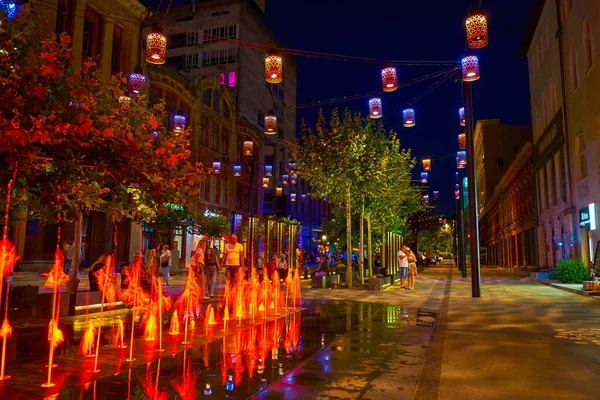 DNIPRO, UKRAINE - 24 Ağustos 2021: Yaya Korolenko Caddesi 'ndeki çeşme 24 Ağustos akşamı Dnipro' da