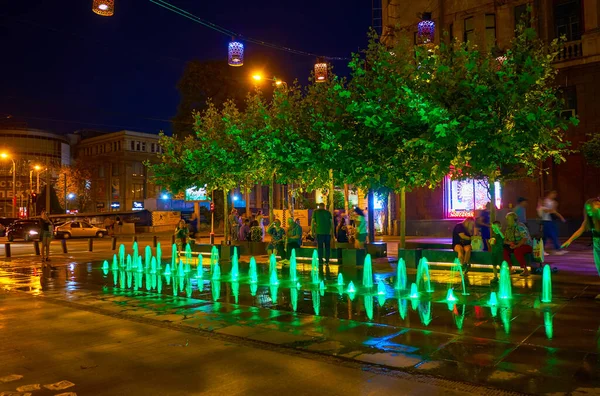 DNIPRO, UKRAINE - 24 Ağustos 2021: 24 Ağustos 'ta Dnipro' da Korolenko Caddesi 'nde parlayan su fıskiyeleri