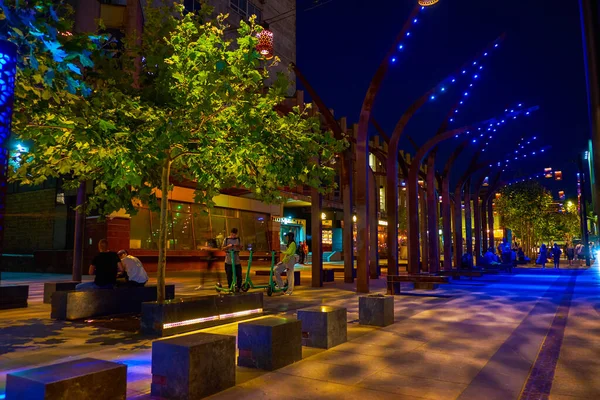 DNIPRO, UKRAINE - 24 Ağustos 2021: Korolenko caddesindeki modern metal tesisleri ve sokak lambaları, 24 Ağustos 'ta Dnipro' da