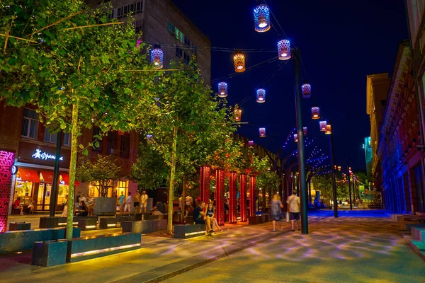 DNIPRO, UKRAINE - 24 Ağustos 2021: 24 Ağustos 'ta Dnipro' da Korolenko Caddesi boyunca keyifli bir gece yürüyüşü