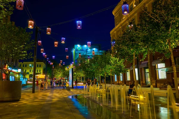 DNIPRO, UKRAINE - 24 Ağustos 2021: 24 Ağustos 'ta, Korolenko Caddesi' ndeki manzaralı zemin fıskiyesi