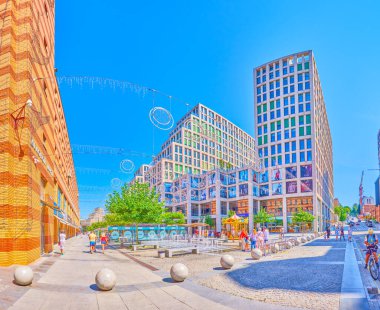 DNIPRO, UKRAINE - 24 Ağustos 2021: Modern ofis ve alışveriş binaları ile Ekaterinoslavskyi Bulvarı, 24 Ağustos 'ta Dnipro' da