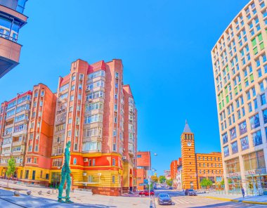 DNIPRO, UKRAINE - 24 Ağustos 2021: Ekaterinoslavskyi Bulvarı Panoraması, yenilenmiş binalar ve Atlas heykeli ile şehrin tarihi bölümü, 24 Ağustos 'ta Dnipro' da