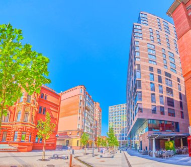 DNIPRO, UKRAINE - 24 Ağustos 2021: Modern ofis ve alışveriş binaları ile yenilenmiş Ekaterinoslavskyi Bulvarı, 24 Ağustos 'ta Dnipro' da