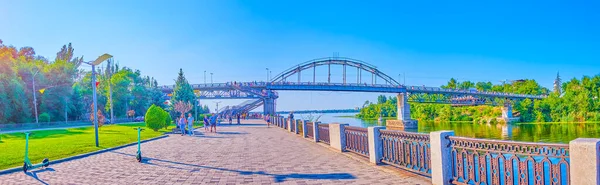Dnipro Ucrania Agosto 2021 Panorama Del Terraplén Sicheslav Con Puente — Foto de Stock