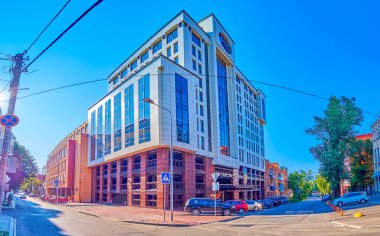 DNIPRO, UKRAINE - 24 Ağustos 2021: Tarihi Sobornyi ilçesindeki modern iş merkezi merdivenleri, 24 Ağustos 'ta Dnipro, Ukrayna' da