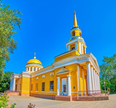 Klasik stil Dnipro, Ukrayna 'da yüksek çan kulesine sahip manzaralı Dönüşüm Katedrali