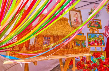 Dnipro, Ukrayna 'da Bağımsızlık Günü Fuarı' nda avlu örülmüş saman ev