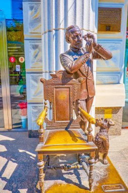 DNIPRO, UKRAINE - 24 Ağustos 2021: Dmytro Yavornytsky Bulvarı 'ndaki ünlü kuyumcu Granovsky anıtı, 24 Ağustos' ta Ukrayna 'nın başkenti Dnipro' da