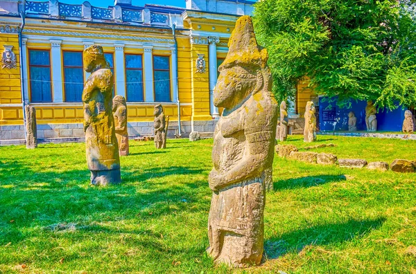 DNIPRO, UKRAINE - 24 Ağustos 2021 'de Ukrayna' nın başkenti Dnipro 'da bulunan Ulusal Tarih Müzesi' ndeki küçük park
