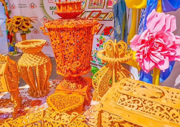Wooden Carved Samovar Vase Plate Other Kitchenware Showcase Craftsmen Stall — стоковое фото