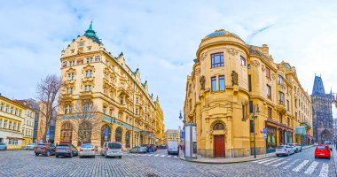PRAGUE, CZECH REPUBLIC - 5 Mart 2022: Paris Oteli, Belediye Binası ve Kralodvorska Caddesi 'ndeki Toz Kulesi' nin güzel binalarının panoraması, 5 Mart 'ta Prag' da