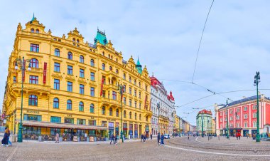 PRAG, CZECH REPUBLIC - 5 Mart 2022: Prag 'da tarihi binalar, mağazalar, oteller, restoranlar ile Cumhuriyet Meydanı Panoraması