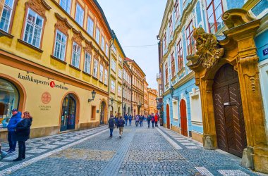 PRAG, CZECH REPUBLIC - 5 Mart 2022: Eski Kentin Celetna Caddesi 'ndeki tarihi konak ve konakların renkli cepheleri, 5 Mart' ta Prag