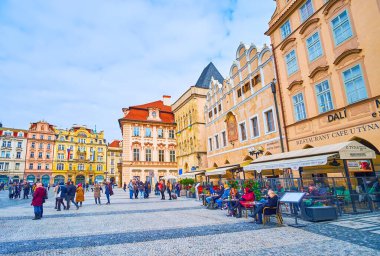 PRAG, CZECH REPUBLIC - 5 Mart 2022: Prag 'da kafeleri, restoranları ve müzeleri olan tarihi konutlar
