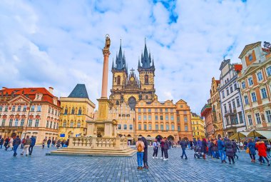 PRAGUE, CZECH REPUBLIC - 5 Mart 2022 'de Prag' da, Tyn Kilisesi 'nin arkasındaki Tyn Kilisesi' nin önündeki Marian Sütunları ve yüksek çan kuleleri