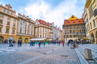 PRAGUE, CZECH REPUBLIC - 5 Mart 2022: Prag 'da 5 Mart' ta Sgraffito duvar dekoru ile kaplı, Minute 'deki ünlü Ev (Dum u Minuty) ile Eski Şehir Meydanı' nın tarihi konutu