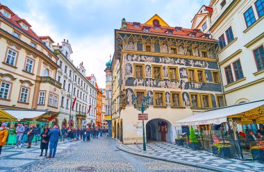 PRAG, CZECH REPUBLIC - 5 Mart 2022: The unique sgraffito wall decor of the House at the Minute (Dum u Minuty) in the Old Town Square, Prag, 5 Mart