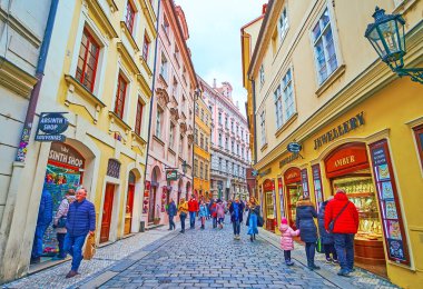 PRAGUE, CZECH REPUBLIC - 5 Mart 2022: Karlova Caddesi, Prag 'da 5 Mart' ta Eski Şehir 'in (Stare Mesto) en önemli turizm merkezlerinden biridir.