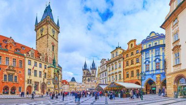 PRAG, CZECH REPUBLIC - 5 Mart 2022: Prag 'da Prag Astronomik Saati (Prag Astronomi Saati) ve Tynsky Kilisesi' nin bulunduğu Eski Kent Meydanı panoraması