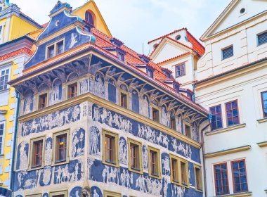 Çek Cumhuriyeti 'nin Prag kentindeki Old Town Square' de bulunan Minute 'deki House' un zengin dekore edilmiş sgraffito cephesi.
