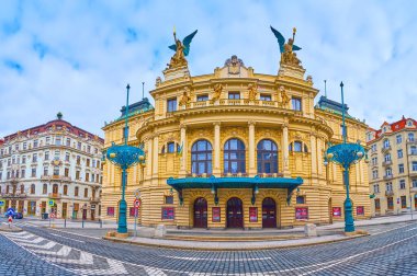 Barış Meydanı 'nda bulunan Ulusal Vinohrady Sarayı' nın Panorama 'sı, Çek Cumhuriyeti Prag' da tarihi yapılarla çevrili.
