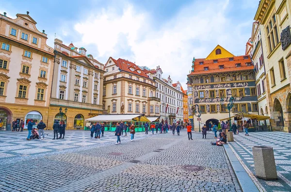 PRAGUE, CZECH REPUBLIC - 5 Mart 2022: Prag 'da 5 Mart' ta Sgraffito duvar dekoru ile kaplı, Minute 'deki ünlü Ev (Dum u Minuty) ile Eski Şehir Meydanı' nın tarihi konutu