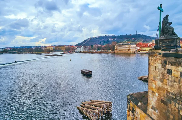 在捷克共和国布拉格的Charles桥上的宽阔的Vltava河 有漂浮的小船 木制障碍物 Petrin山和Pieta雕塑 — 图库照片