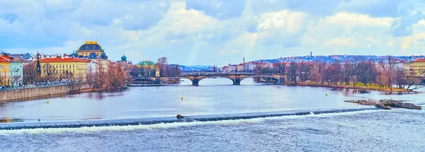 Панорама Реки Влтавы Мостом Легиона Красочные Дома Старого Города Купол — стоковое фото