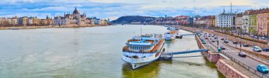 Buda ve Pest bölgeleri arasında Tuna Nehri Panoraması Parlamento binası, Gellert Tepesi, Buda Kalesi Tepesi, gemiler ve Angelo Rotta seti üzerinde demirli trafik, Budapeşte, Macaristan