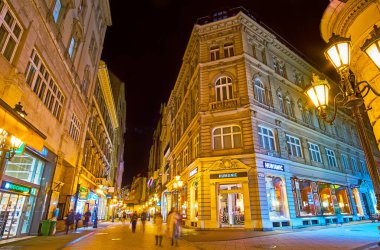 BUDAPEST, HUNGARY - 20 Şubat 2022: Vaci Caddesi, tarihi Pest bölgesinde yer alan, Budapeşte 'de 20 Şubat' ta ana alışveriş ve turizm caddelerinden biridir.