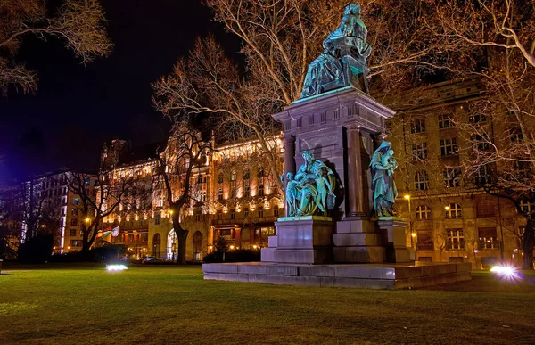 Istvan Szechenyi Meydanı Ndaki Manzaralı Parkta Deak Ferenc Heykeli Çimlerin — Stok fotoğraf