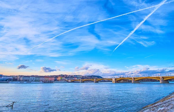 ドナウ川の水の上に反射し 美しいと明るい夕日の空をお楽しみください 輪郭と紫色の雲と ブダペスト ハンガリー — ストック写真