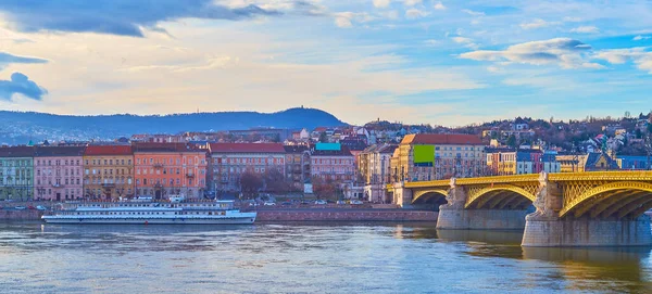 多瑙河上空乌云密布的天空 布达历史性的堤岸和匈牙利布达佩斯修复的玛格丽特桥 — 图库照片