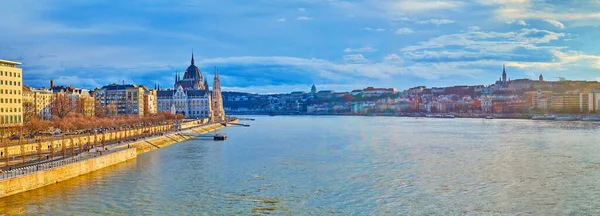 Budapeşte 'nin Tuna Nehri' yle panoramik manzarası, Macaristan 'ın Budist ve tarihsel simgelerinden oluşan toprak seti Parlamentosu