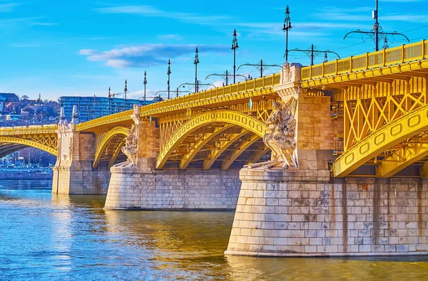 Beautiful Margaret Bridge Decorated Stone Sculptures Bright Yellow Metal Sections — Stock Photo, Image
