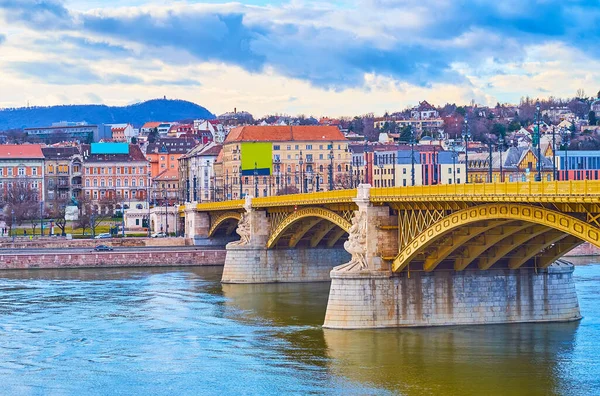 Manzaralı taş, Macaristan 'ın Budapeşte bölgesindeki Budapeşte semtinin önündeki Tuna Nehri' nin karşısındaki Margaret Köprüsü 'nün sarı metal bölümlerini ve destekliyor.