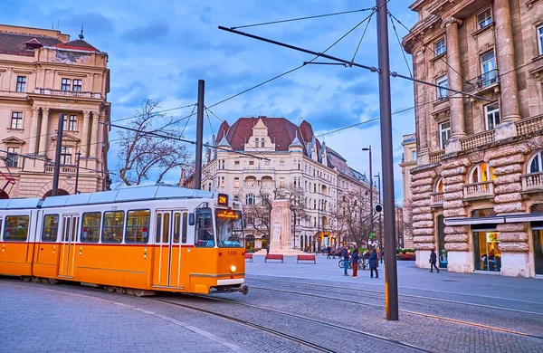 Vertanuk Meydanı Ndaki Eski Budapeşte Kasabası Planda Sarı Tramvay Macaristan — Stok fotoğraf
