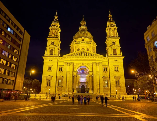UDAPEST, HUNGARY - 20 Şubat 2022: St Stephen 's Katedrali, 20 Şubat' ta Budapeşte 'de Szent Istvan Meydanı' nın ana simgesidir.