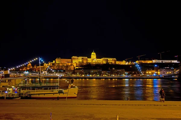 Enjoy Evening Cityscape Danube River Buda Castle Tourist Boat Moored — Stock Photo, Image