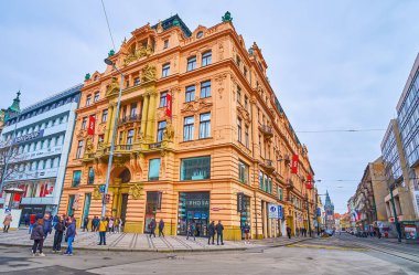 PRAG, CZECH REPUBLIC - 5 Mart 2022: Wenceslas Meydanı ve Vodickova Caddesi 'nin köşesindeki Assicurazioni Generali binasının etkileyici Art Deco cephesi