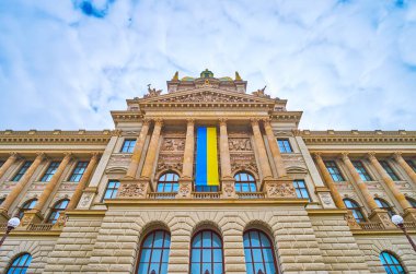 Ulusal Müze 'nin tarihi binasının cephesi, sütunlar ve kabartmalarla süslenmiş, Prag, Çek Cumhuriyeti