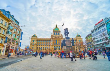 PRAG, CZECH REPUBLIC - 5 Mart 2022: Wenceslas Meydanı St. Wenceslas anıtı ve manzaralı Ulusal Müze, 5 Mart 'ta Prag' da
