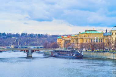 Vltava Nehri 'nin Rudolfinum, Manes Köprüsü ve Letna Tepesi manzarası arka planda, Prag, Çek Cumhuriyeti
