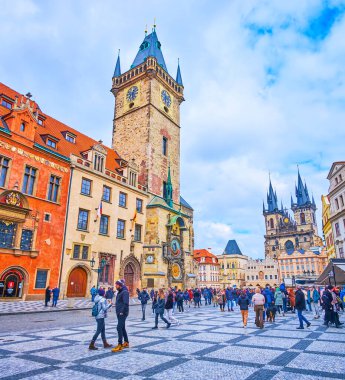 PRAGUE, CZECH REPUBLIC - 5 Mart 2022: Prag Astronomik Saati (Prag Astronomik Saati) ve Tynsky Kilisesi ile Eski Kent Meydanı, 5 Mart 'ta Prag' da