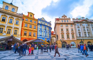 PRAGUE, CZECH REPUBLIC - 5 Mart 2022: Prag 'da 5 Mart' ta Eski Kent Meydanı, restoran, kafe, otel, müze veya sanat galerisi olarak çalışan manzaralı renkli konak evleri ile doludur.