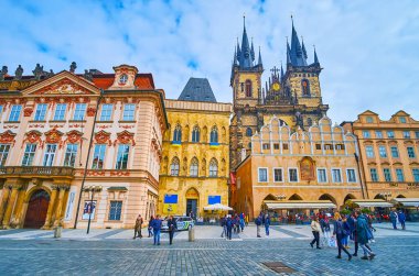 PRAGUE, CZECH REPUBLIC - 5 Mart 2022 Ulusal Galeri, Stone Bell House, tarihi konak binaları ve Tyn Kilisesi 'nin önündeki kuleler 5 Mart' ta Prag 'da