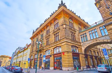 PRAGUE, CZECH REPUBLIC - 5 Mart 2022: Na Prikope (Hendeğin Üzerinde) caddesinde bulunan ve 5 Mart 'ta Prag' da İç Çekiş Köprüsü adı verilen başka bir tanesiyle bağlantılı olan tarihi zenginleştirilmiş eski İl Bankası binası