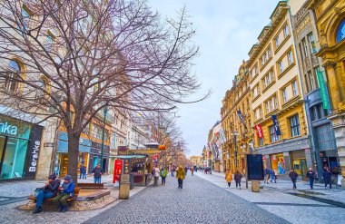 PRAG, CZECH REPUBLIC - 5 Mart 2022: 5 Mart 'ta Prag' da Na Prikope (Hendeğin Üzerinde) caddesinde açık büfeler, yemek büfeleri, oteller ve hediyelik eşya dükkanları ile yürüyüşün tadını çıkarın